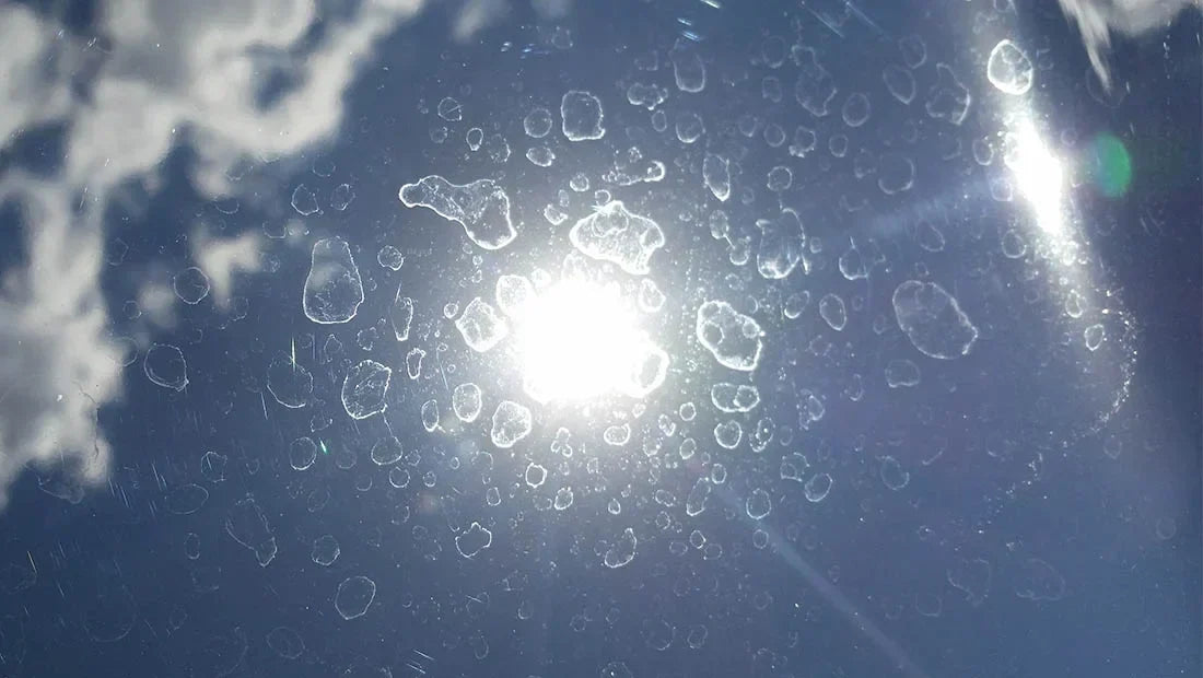 Cómo quitar las manchas de cal del coche sin dañar la pintura